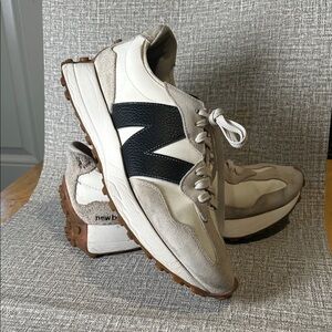 New Balance 327 Women’s Beige, White & Black Retro Runner Sneakers size 11